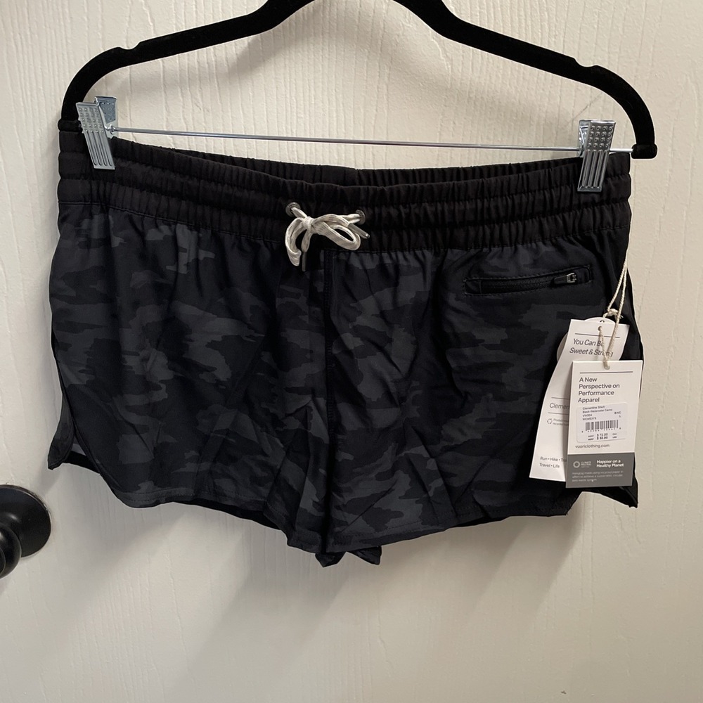Vuori Women's Clementine Short Size Large In Black Watercolor Camo NWT